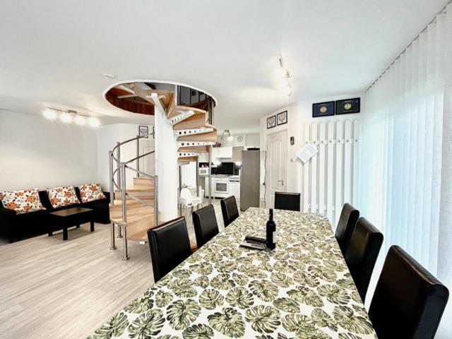 Csevi Apartmanhaz Mezőkövesd Exteriör bild