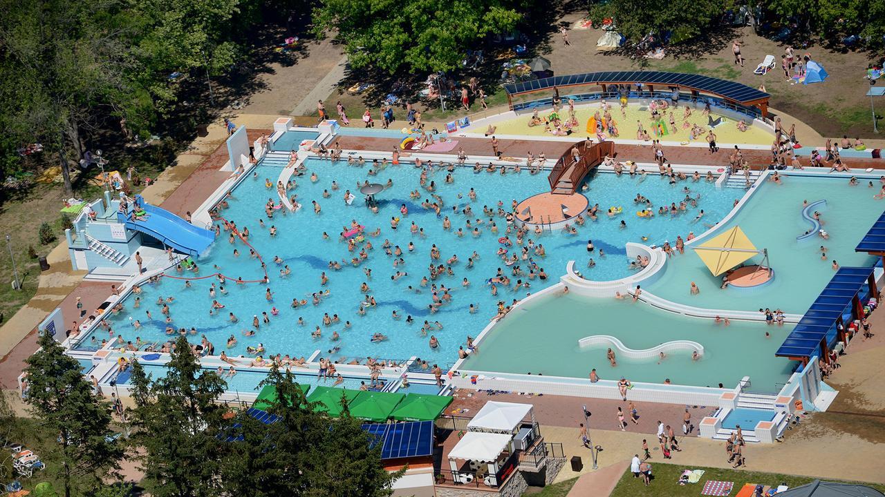 Csevi Apartmanhaz Mezőkövesd Exteriör bild