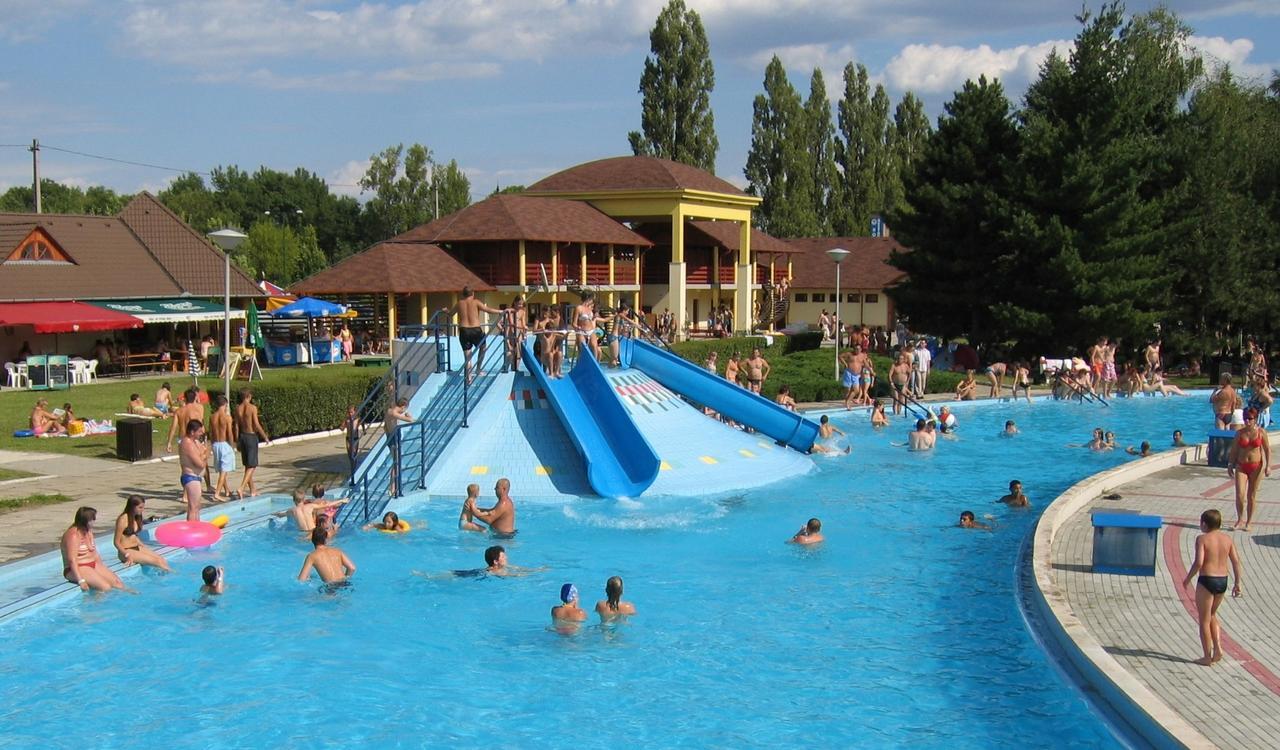 Csevi Apartmanhaz Mezőkövesd Exteriör bild